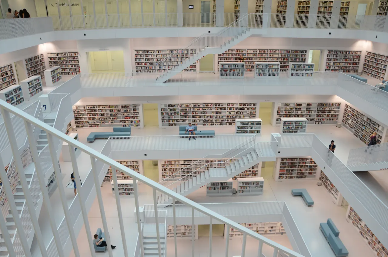 Estanterías y pasarelas blancas en la biblioteca de Stuttgart