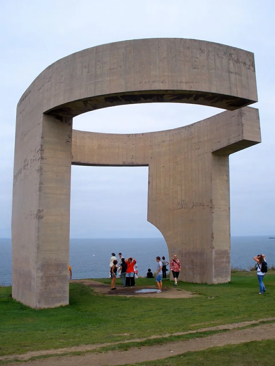 Elogio del Horizonte sculpture in Gijón